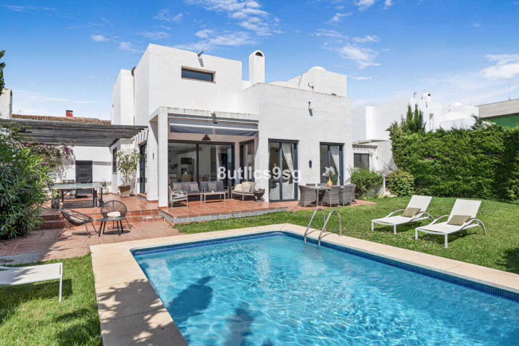 Villa en Urb. Marbesa.