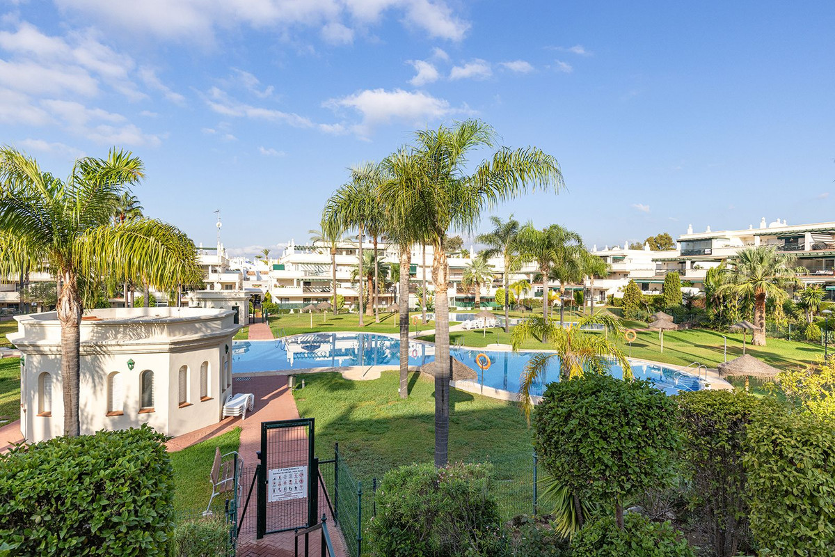 Apartamento en Urb. Marbesa.