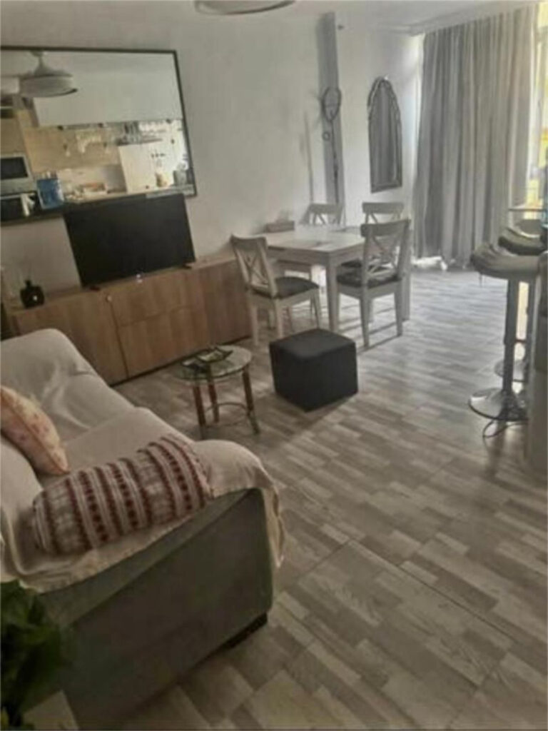 Apartamento en Urb. Marbesa.